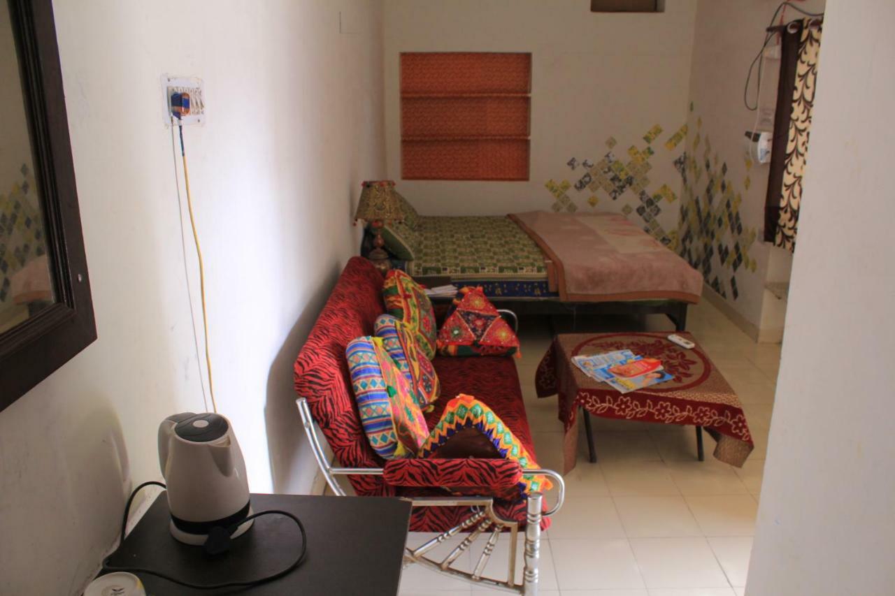 Nadya Homestay For Female & Family Dźajpur Zewnętrze zdjęcie